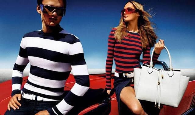 Modelos con ropa a rayas y una bolsa blanca